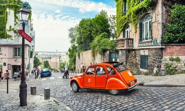 PARIS: Moulin Rouge and Montmartre walking tour SEMI-PRIVATE