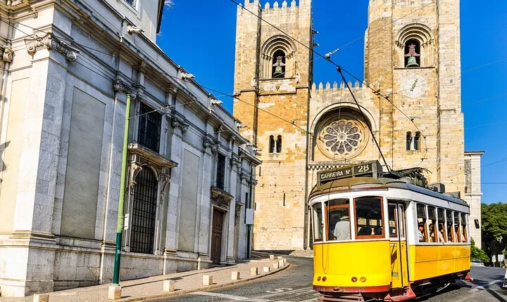 3 Day Private Tour - Lisbon, Sintra, Fátima, Nazaré & Óbidos from Lisbon