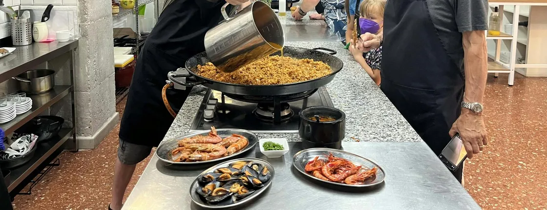 Vegetable paella cooking class and Ruzafa market visit
