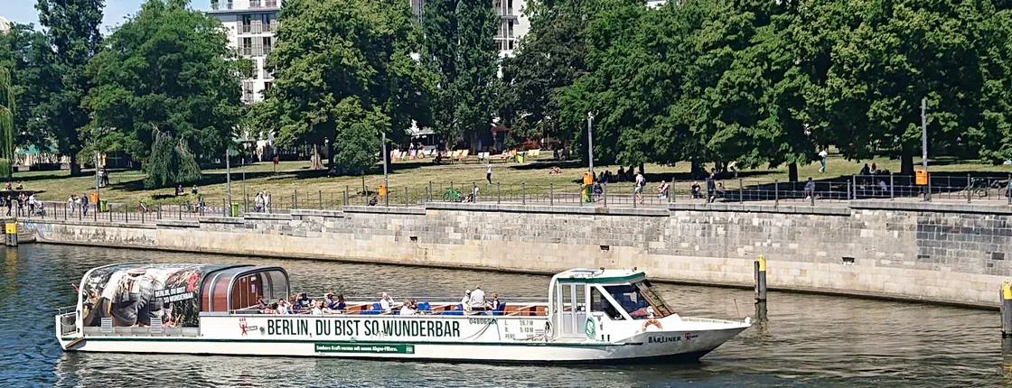 Spree boat trip through the center of Berlin