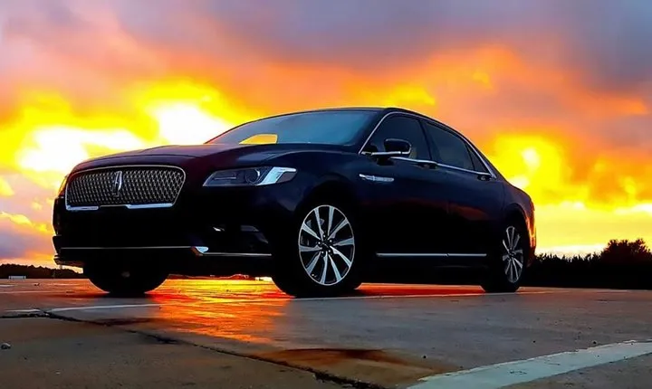 Curbside Sedan Transfer from O`Hare Airport to Downtown Chicago