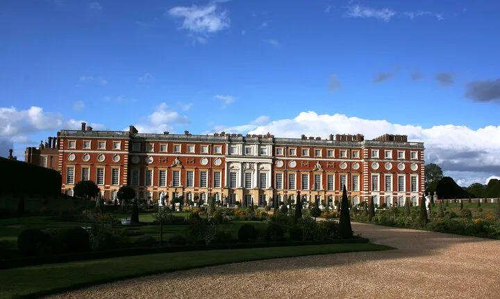 Hampton Court Palace, Stonehenge & Roman Bath Private Tour with Passes