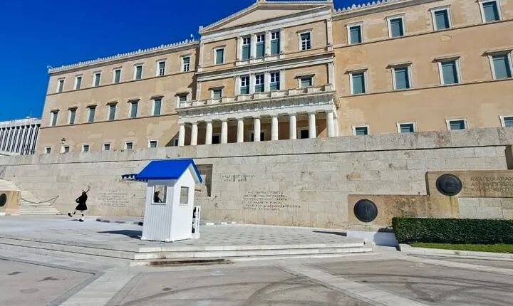 Athens: Explore Anafiotika Plaka and Sandal Shopping Walking Tour