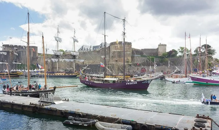Brest: Historic Walking Tour with Cable Car Tour