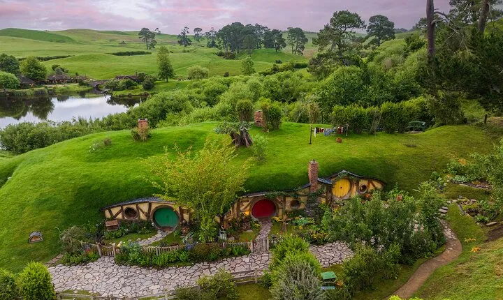 From Auckland:Hobbiton Movie Set & Waitomo Caves Small Group Tour