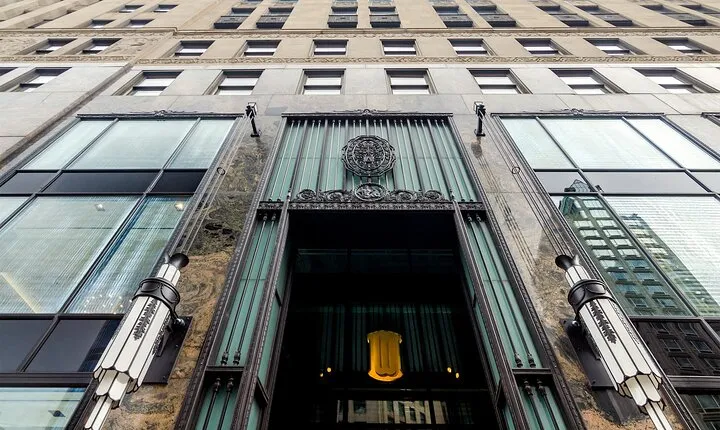 Chicago Walking Tour: Art Deco Skyscrapers Riverfront