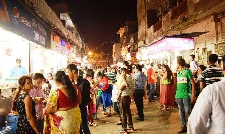 Walk by the Agra city centre