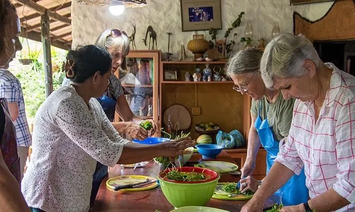 Explore Colombo City with Culinary Experience at Famous Restaurant 