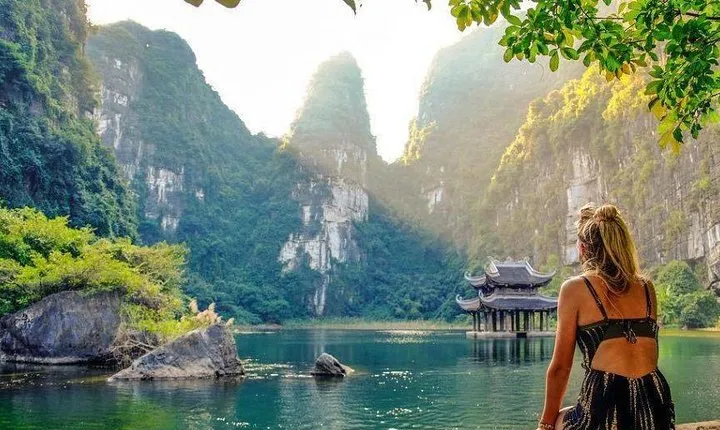 Ninh Binh Deluxe day Tour: Hoa Lu - Trang An - Mua Cave