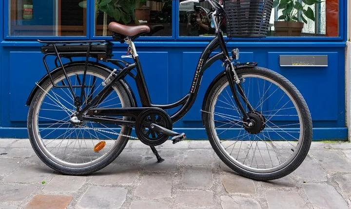 Paris E Bike Rental in Le Marais City Center