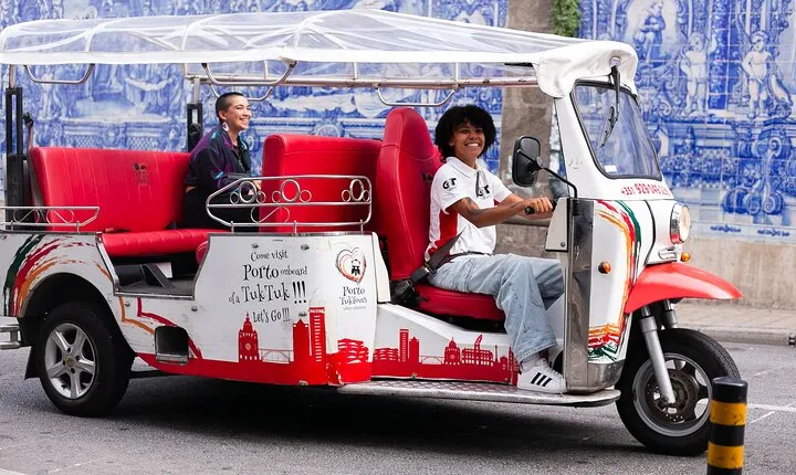 Porto: Tuk tuk vip guided tour - 1.30h