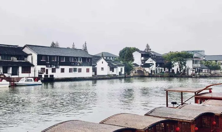 Shanghai Day Tour of Zhujiajiao Water Town, Jade Buddha Temple, Tianzifang