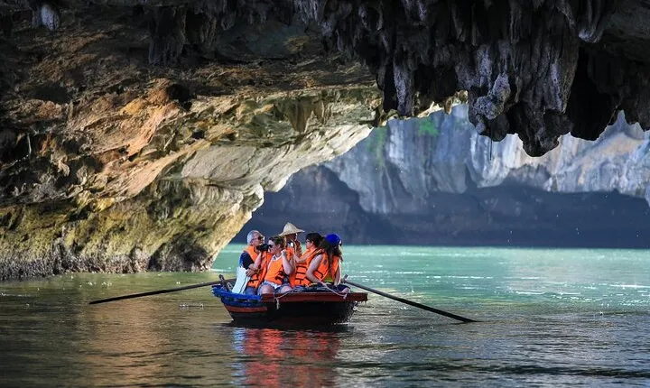 From Hanoi: Full-Day Halong 5-Star Cruise with Jacuzzi& Limousine