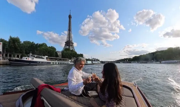 Romantic guided cruise with champagne