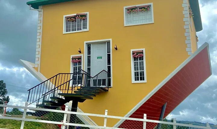 Private Visit to Casa Loca and Guatavita