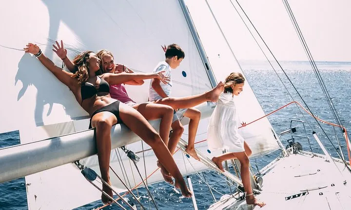 2h Private Group - Exclusive Boat Tour with Local Sailors