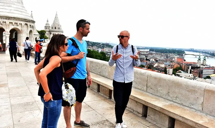 Buda Castle Walking Tour with Matthias church entry, Cake&Coffee