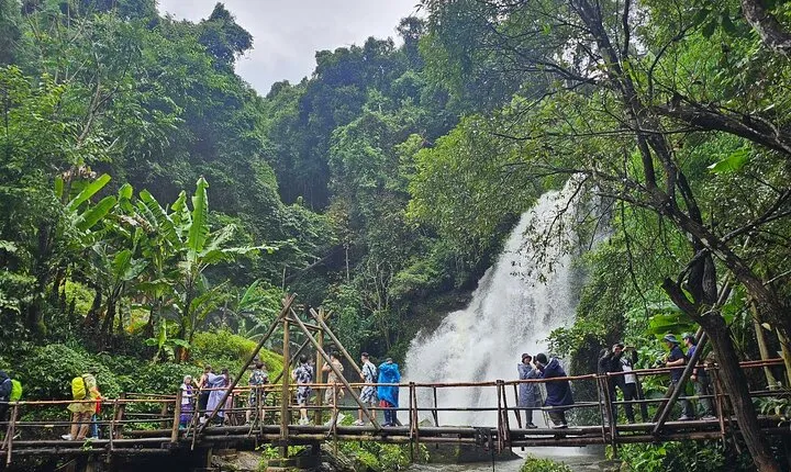 Fantastic! Famous Doi Inthanon National park tour with 2hr trekking