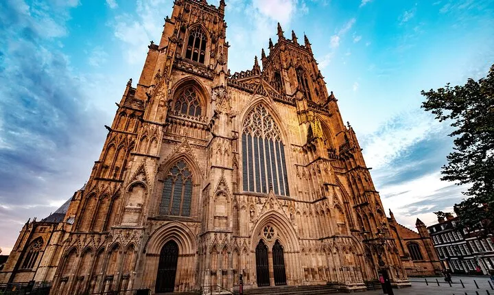 York by Rail Overnight Tour from London with hop-on hop-off bus