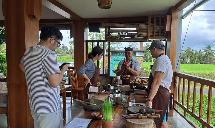 Private Balinese Cooking Class in Ubud at Santika's Home 