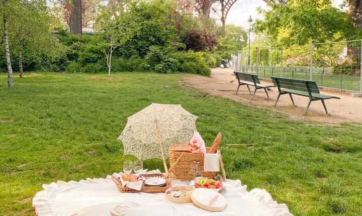 Parisian Romantic Picnic