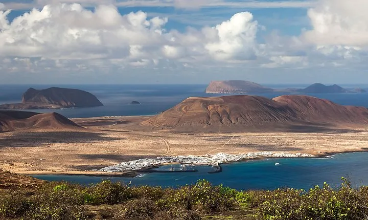 La Graciosa at your leisure (bus transfer and return ferry ticket)