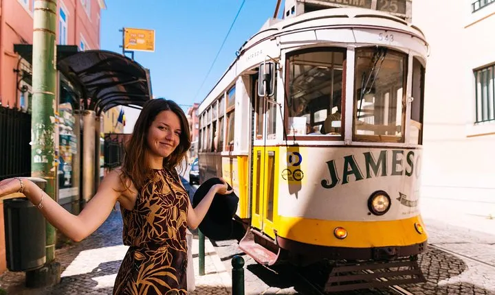 Off the Beaten Track in Lisbon: Lapa Private Tour