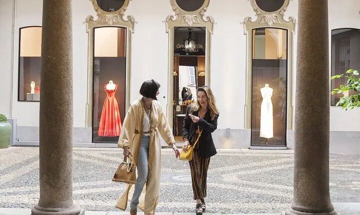 Milan Tour of the Milanese Streets with Personal Shopper