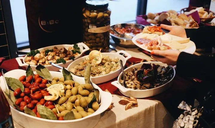 Vancouver City Tour with Indian Meal ( 70 Items Eat as much as you can)
