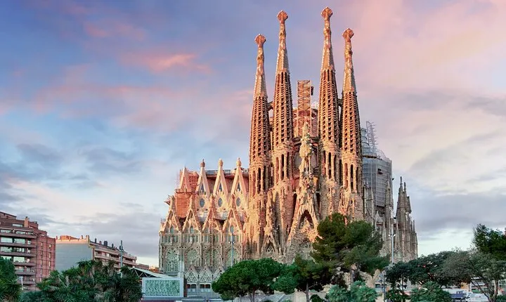 Sagrada Familia Guided Tour with Skip the Line Tickets