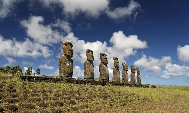 Easter Island Moai Archaeology Tour: Ahu Akivi, Ahu Tahai and Puna Pauâ Quarry.