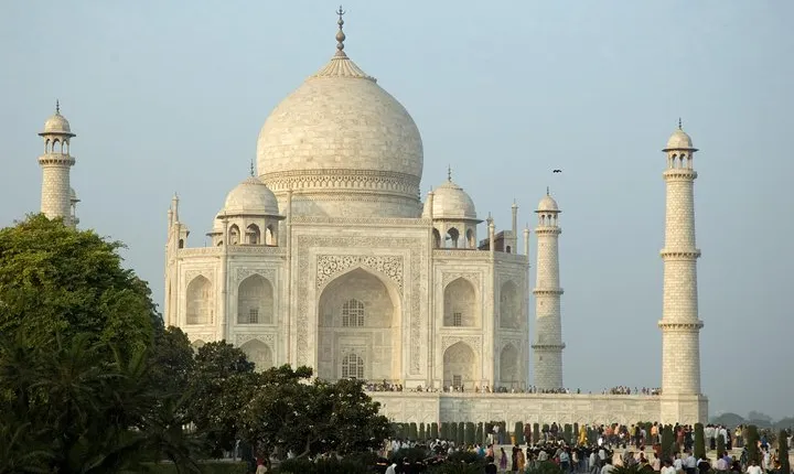 Pune to Taj Mahal and Agra Same Day Tour with Return Flights