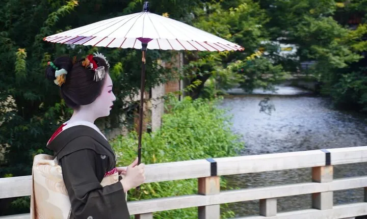 Gion Nocturno: Secretos y Leyendas de las Geishas