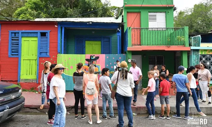 Street art walking tour in Santiago (art walk)