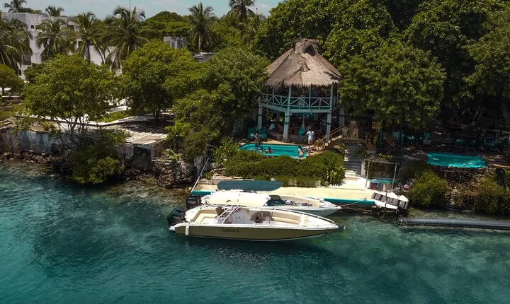 Private 5 Island Cruise Snorkeling Escobar Plane