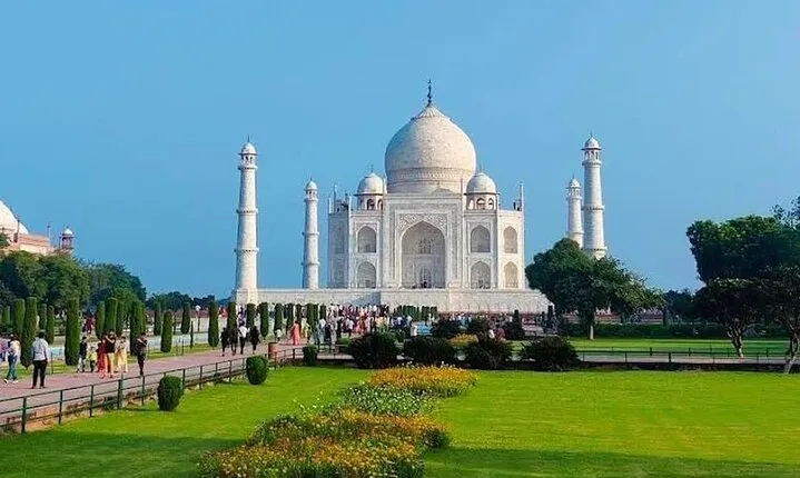 Taj Mahal Fast Track Entry with Guided Tour from Delhi