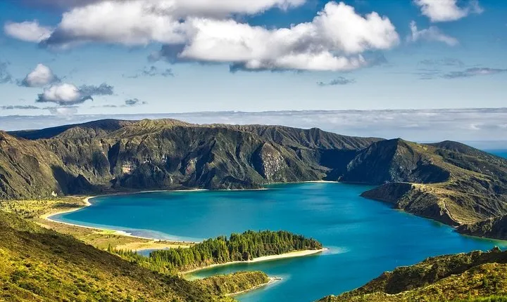 Explore the breathtaking nature of São Miguel island on private tour