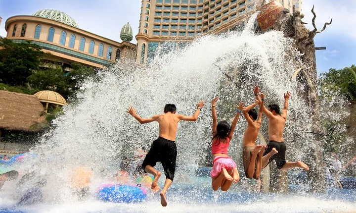 Day Trip Sunway Lagoon Theme Park with Round Trip Transfer