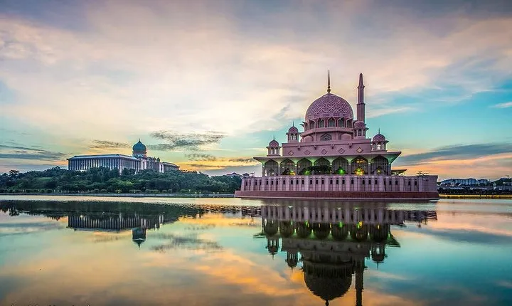 Putrajaya Tour with Traditional Boat Cruise & Pink Mosque (Private)