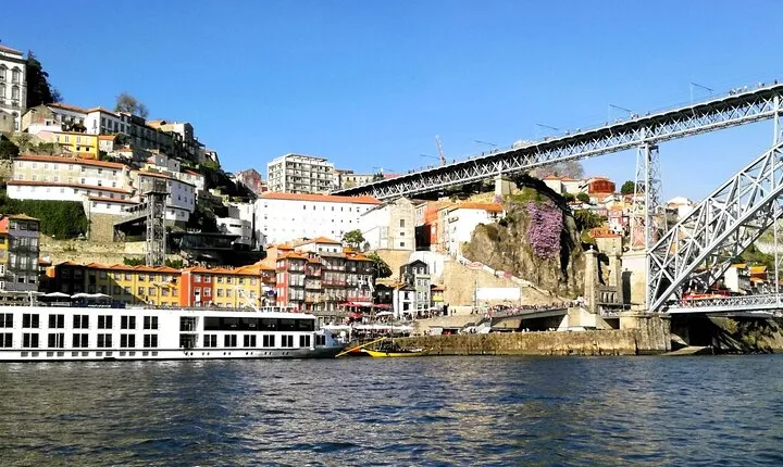 Lisbon to Porto with stops in a transfer or a private day tour