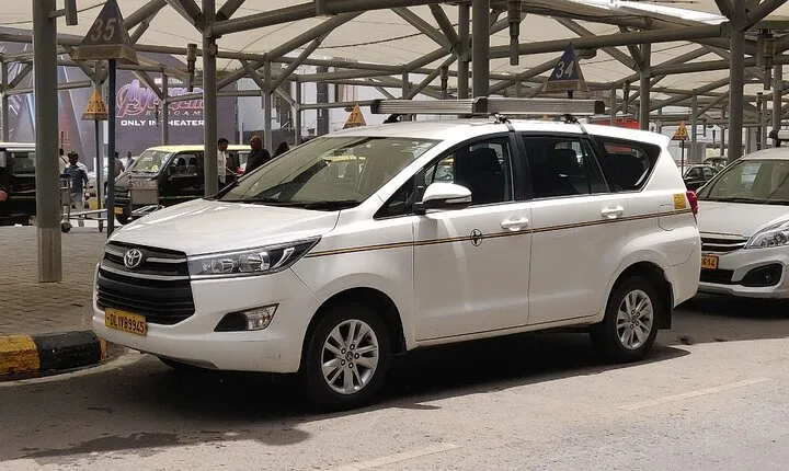 Delhi: Private Car Charter with Professional Driver