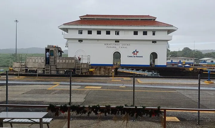Full Day Tour to Miraflores Gates and Gamboa Zip Line
