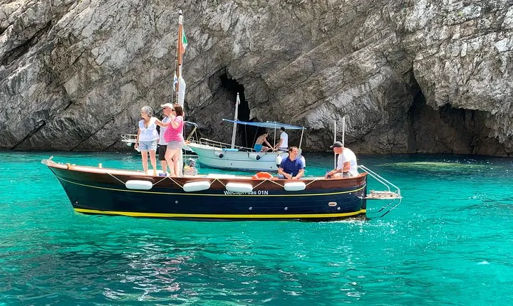 Boat Tour in Capri Italy