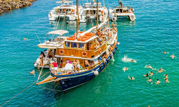 Santorini Volcano Cruise Including Hot Springs and Thirasia