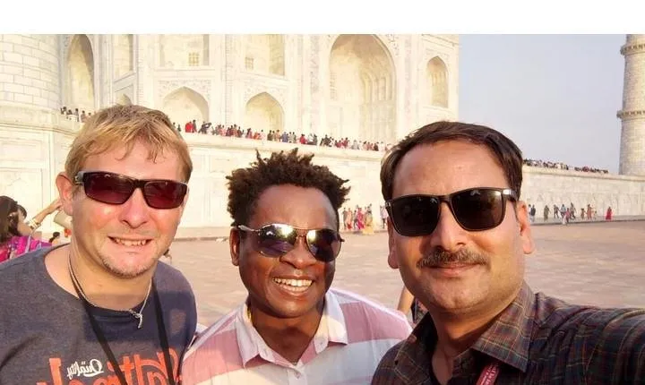 Avail No shopping Taj Mahal tour guide in multi languages