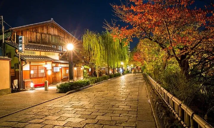 Kyoto Gion Night Guided Walking Tour for 3 Hours