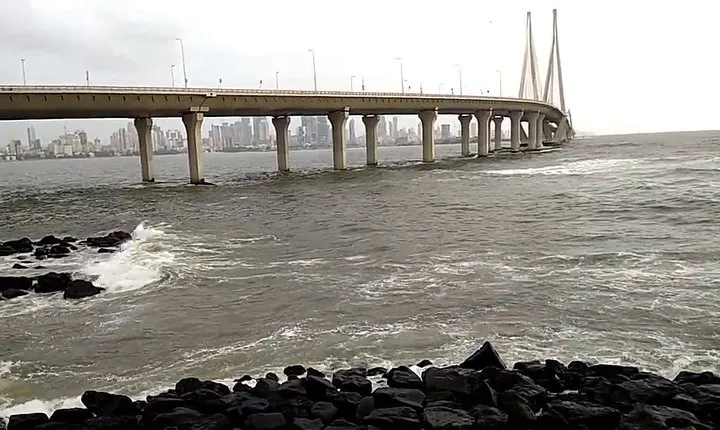 North Mumbai City with Bollywood Studio Tour in Private Vehicle