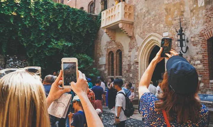 Verona Highlights Walking Tour in Small-group