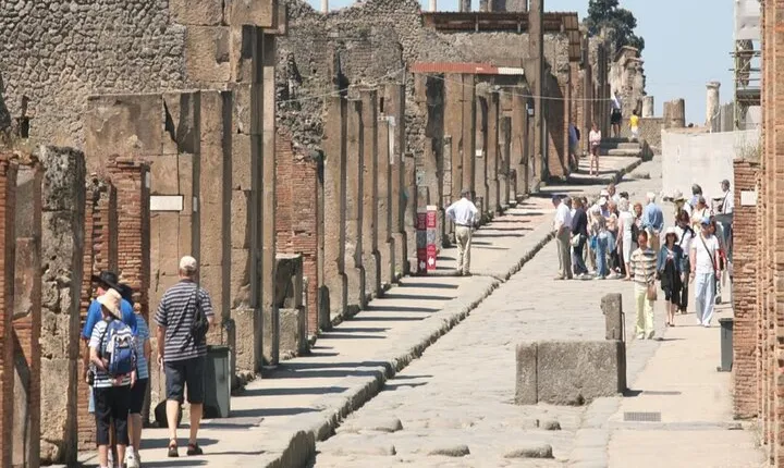 Pompeii and Naples from Rome: Small Group Day Tour with Lunch