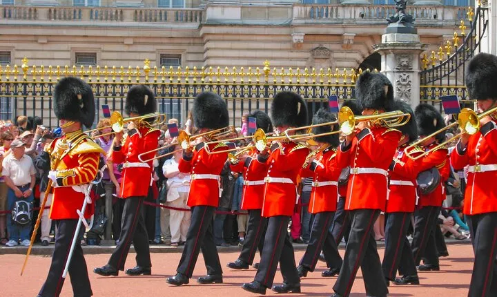 Changing of the Guard & Royal Food Tour with 10+ Tastings